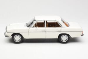 Mercedes 200 W115 Blanc Norev 1:18 183770 Métal — image 4 sur 8