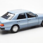 Mercedes 230E W124 Bleu Clair Métallique Norev 1:18 - image 3 of 8