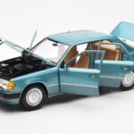 Mercedes 230E W124 Beryl Metallic Édition Concessionnaire Norev 1:18 - image 2 of 8
