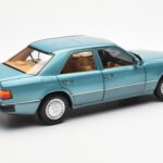 Mercedes 230E W124 Beryl Metallic Édition Concessionnaire Norev 1:18 - image 3 of 8