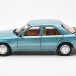 Mercedes 230E W124 Beryl Metallic Édition Concessionnaire Norev 1:18 - image 4 of 8