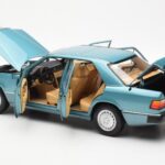 Mercedes 230E W124 Beryl Metallic Édition Concessionnaire Norev 1:18 - image 5 of 8