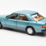 Mercedes 230E W124 Beryl Metallic Édition Concessionnaire Norev 1:18 - image 7 of 8