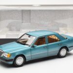 Mercedes 230E W124 Beryl Metallic Édition Concessionnaire Norev 1:18 - image 8 of 8