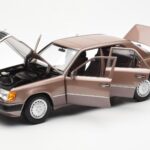Mercedes 230E W124 Rosewood Metallic Édition Concessionnaire Norev 1:18 - image 2 of 8