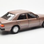 Mercedes 230E W124 Rosewood Metallic Édition Concessionnaire Norev 1:18 - image 3 of 8