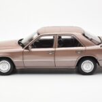 Mercedes 230E W124 Rosewood Metallic Édition Concessionnaire Norev 1:18 - image 4 of 8