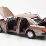 Mercedes 230E W124 Rosewood Metallic Édition Concessionnaire Norev 1:18 - image 5 of 8