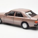 Mercedes 230E W124 Rosewood Metallic Édition Concessionnaire Norev 1:18 - image 7 of 8