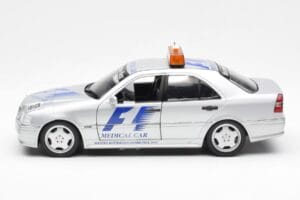Mercedes C-Class W202 AMG Medical Car F1 1997 UT Models 1:18 26106 Métal — image 3 sur 6