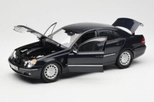 Mercedes E-Class W211 Bleu Métallisé Kyosho 1:18 B66962147 Métal — image 2 sur 8
