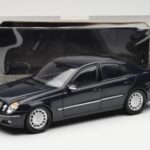 Mercedes E-Class W211 Bleu Métallisé Kyosho 1:18 - image 8 of 8