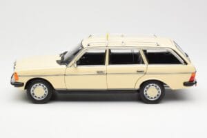Mercedes 230T W123 T-Model Taxi Norev 1:18 183731 Métal — image 4 sur 8