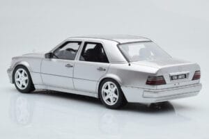 Mercedes E500 W124 Argent Otto 1:18 OT623 Résine — image 5 sur 6