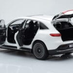 Mercedes EQC 400 Diamond Blanc NZG 1:18 - image 5 of 8