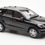 Mercedes M-Class W166 Obsidian Noir Métallique Minichamps 1:18 - image 6 of 8