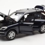 Mercedes M-Class W166 Tansanite Bleu Métallique Minichamps 1:18 - image 2 of 8