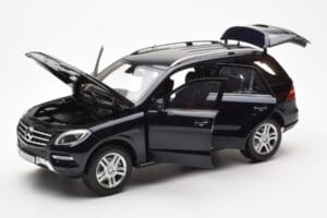Mercedes M-Class W166 Tansanite Bleu Métallique Minichamps 1:18 B66960065 Métal — image 2 sur 8