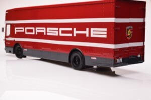 Mercedes O317 Porsche Transporter Rouge CMR 1:18 CMR149 Métal — image 3 sur 12