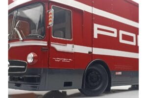 Mercedes O317 Porsche Transporter Rouge CMR 1:18 CMR149 Métal — image 7 sur 12
