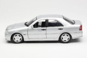 Mercedes C36 AMG W202 Argent UT Models 1:18 180035000 Métal — image 3 sur 6