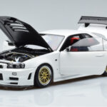 Nissan Skyline GT-R R34 Nismo Z-Tune Blanc MotorHelix 1:18 - image 2 of 11