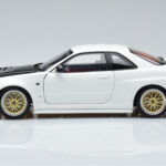 Nissan Skyline GT-R R34 Nismo Z-Tune Blanc MotorHelix 1:18 - image 5 of 11