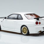 Nissan Skyline GT-R R34 Nismo Z-Tune Blanc MotorHelix 1:18 - image 7 of 11