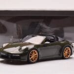 Porsche 911 992 Targa 4S Vert Olive GT Spirit 1:18 - image 6 of 6