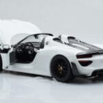 Porsche 918 Spyder Weissach Package Blanc Avec Roues Noires Minichamps 1:18 - image 6 of 9
