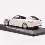 Porsche Panamera 970 Diesel Carrara Blanc Minichamps 1:43 - image 3 of 4