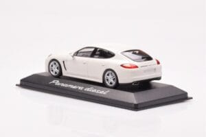 Porsche Panamera 970 Diesel Carrara Blanc Minichamps 1:43 WAP0200090C Métal — image 3 sur 4