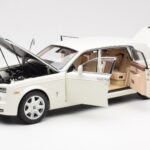 Rolls-Royce Phantom VII EWB English Blanc Kyosho 1:18 - image 2 of 8