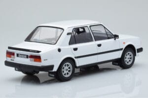 Skoda 130 L Blanc IXO 1:18 18CMC158 Métal — image 2 sur 6