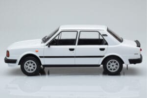 Skoda 130 L Blanc IXO 1:18 18CMC158 Métal — image 3 sur 6