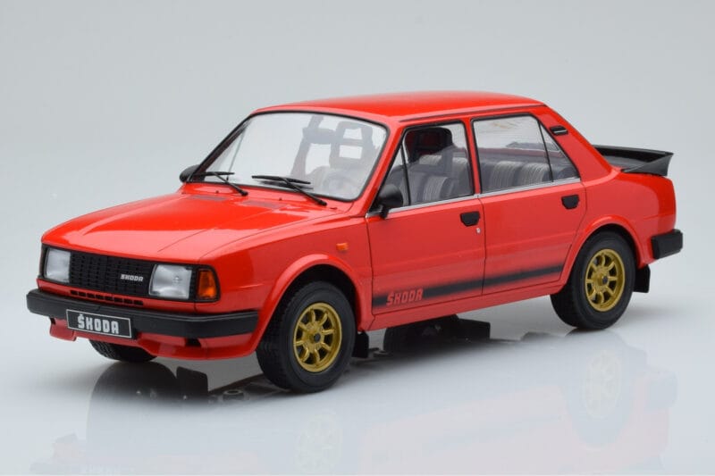 Skoda 130 LR Rouge IXO 1:18