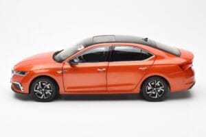 Skoda Octavia Pro Orange FAW 1:18 ZMR000006ORA Métal — image 4 sur 8