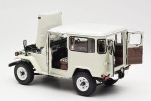 Toyota Land Cruiser FJ40 Van Blanc Kyosho 1:18 08971W Métal — image 5 sur 8