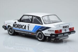 Volvo 240 Turbo Nordica #1 J. Cecotto / A. Olafsson ETCC Brno 1986 IXO 1:18 18RMC087 Métal — image 5 sur 6