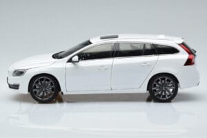 Volvo V60 D3 Crystal Blanc FAW 1:18 9430840 Métal — image 4 sur 7