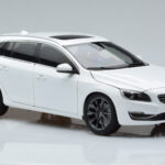 Volvo V60 D3 Crystal Blanc FAW 1:18 - image 5 of 7