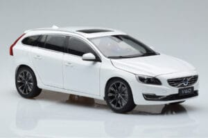 Volvo V60 D3 Crystal Blanc FAW 1:18 9430840 Métal — image 5 sur 7