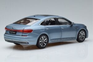 Volkswagen Passat B8 Bleu FAW 1:18 ZVF000003A Métal — image 3 sur 7