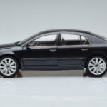 Volkswagen Phaeton V6 Mazeppa Gris Kyosho 1:18 - image 5 of 9