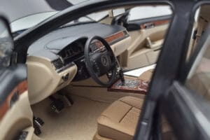 Volkswagen Phaeton V6 Mazeppa Gris Kyosho 1:18 08831MBK Métal — image 8 sur 9