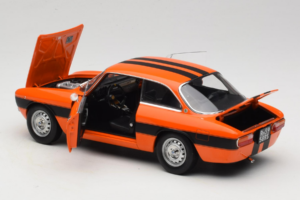 Alfa Romeo 2000 GTV Orange Norev 1:18 187918 Métal — image 5 sur 8
