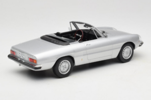Alfa Romeo 2000 Spider Argent Norev 1:18 187884 Métal — image 2 sur 6