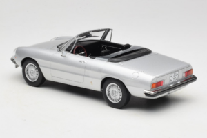 Alfa Romeo 2000 Spider Argent Norev 1:18 187884 Métal — image 5 sur 6