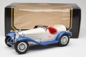 Alfa Romeo 2300 Spider Blanc & Bleu Bburago 1:18 3008-M1 Métal — image 6 sur 6