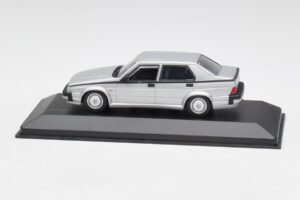 Alfa Romeo 75 3.0 V6 Argent Minichamps 1:43 400120461 Métal